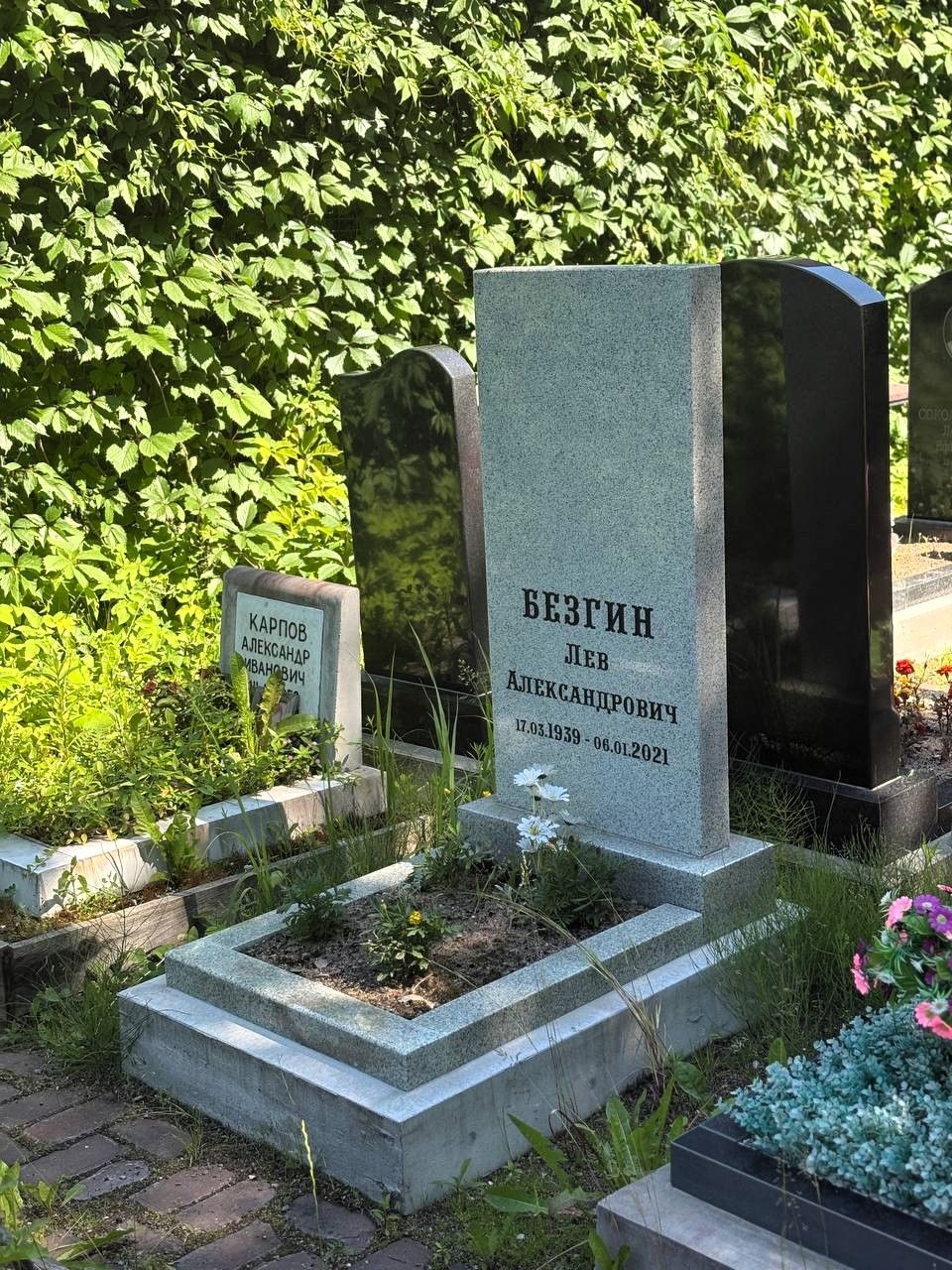Светлый вертикальный памятник