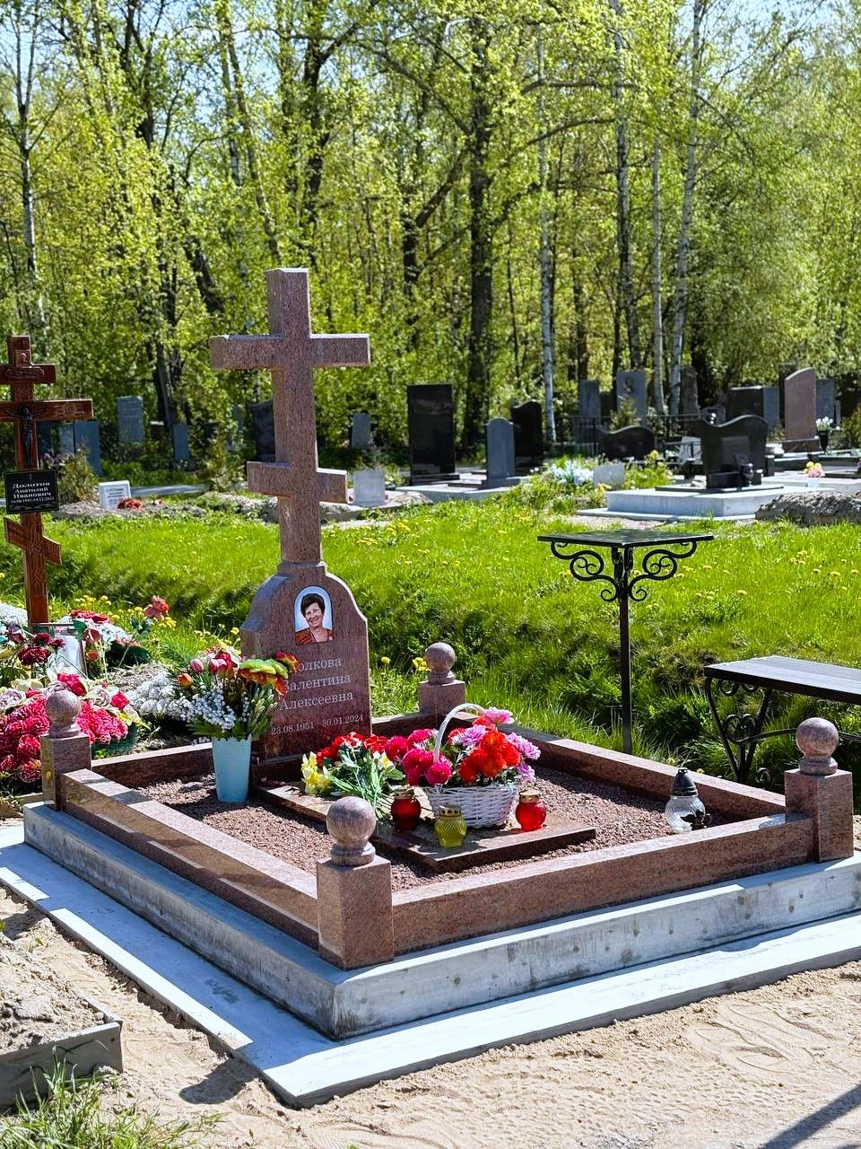 Памятник в виде креста