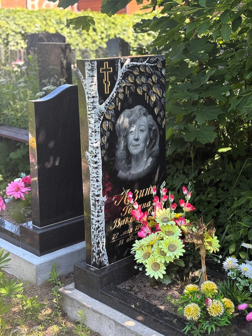 Вертикальный памятник с березой орнамент