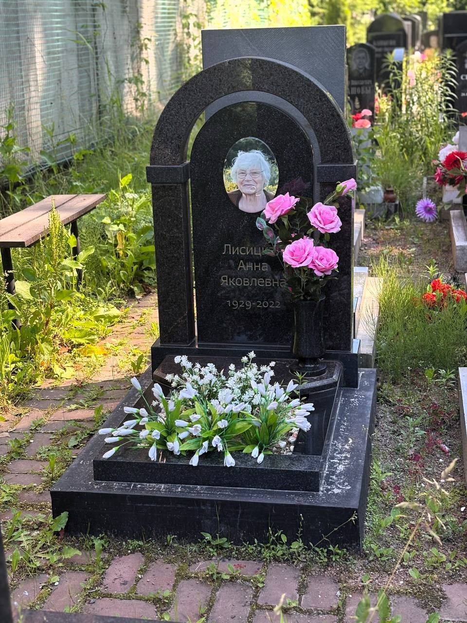 Арочный памятник из гранита