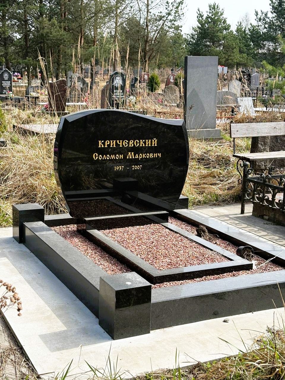 Горизонтальный фигурный памятник из гранита