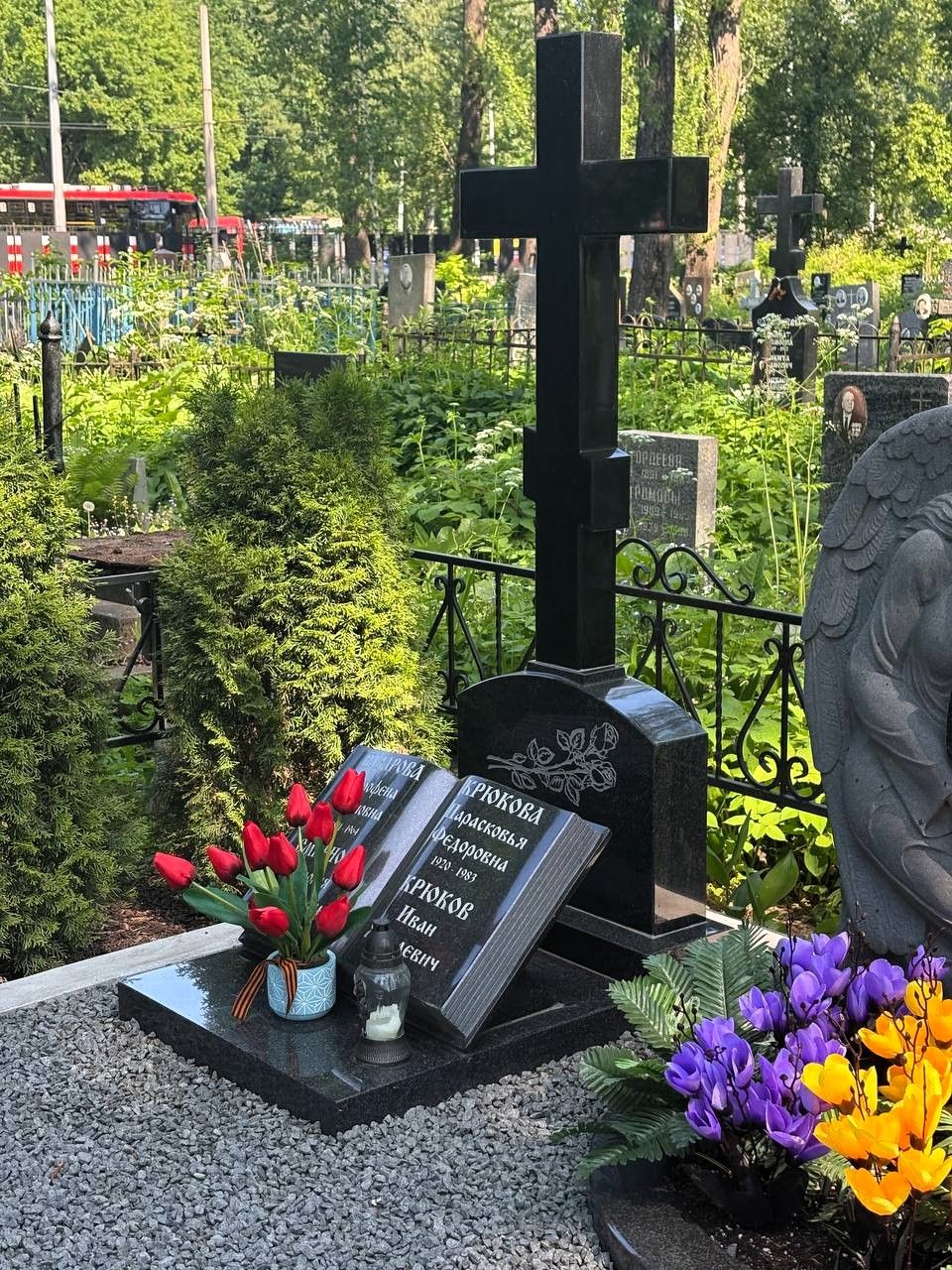 Памятник в виде креста и книги