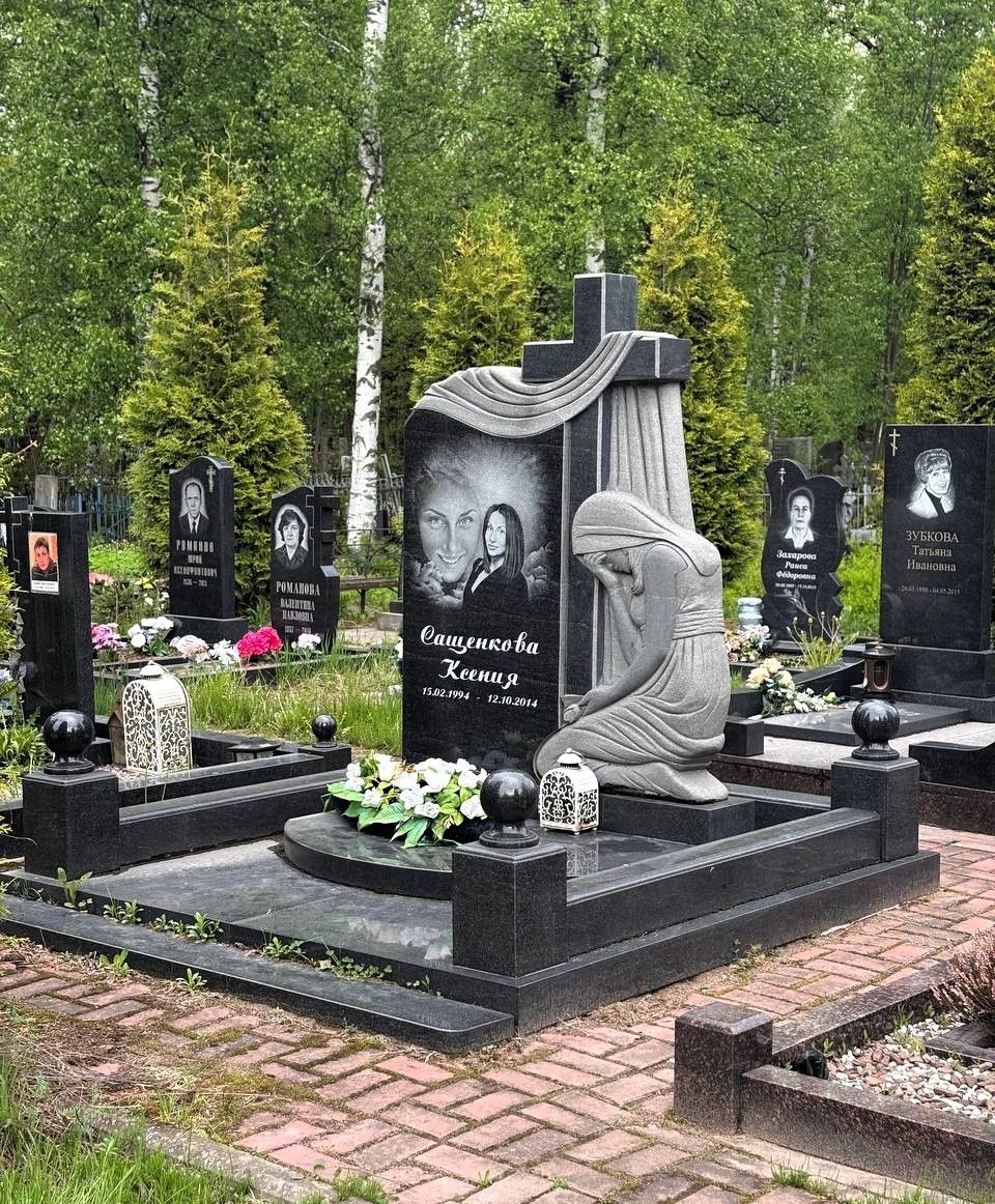 Мемориальный комплекс с мадонной и крестом