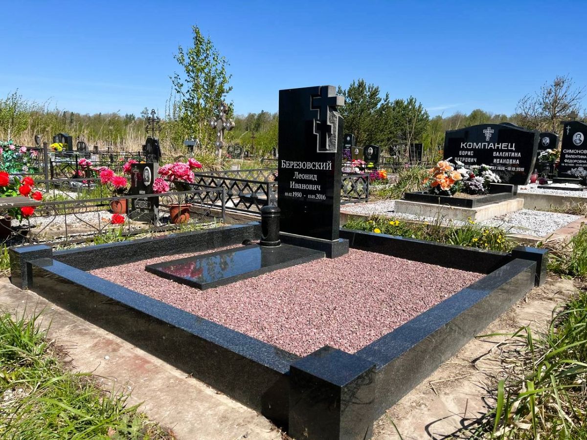 Вертикальный памятник с крестом