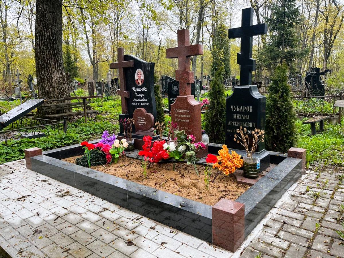 Комбинированная мемориальная композиция из часовен и стелы