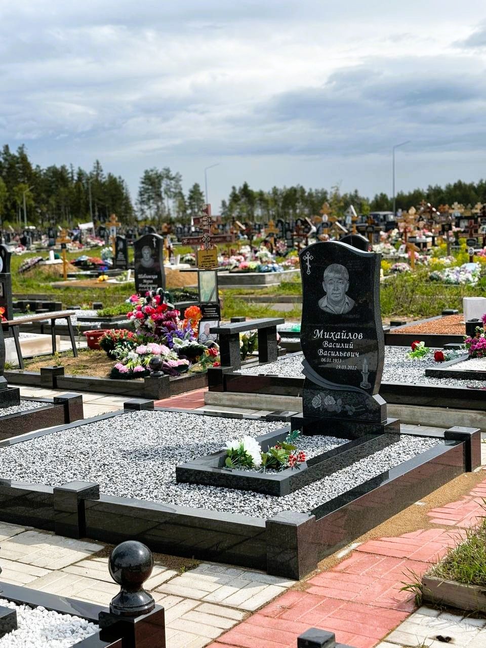 Гранитный памятник резной