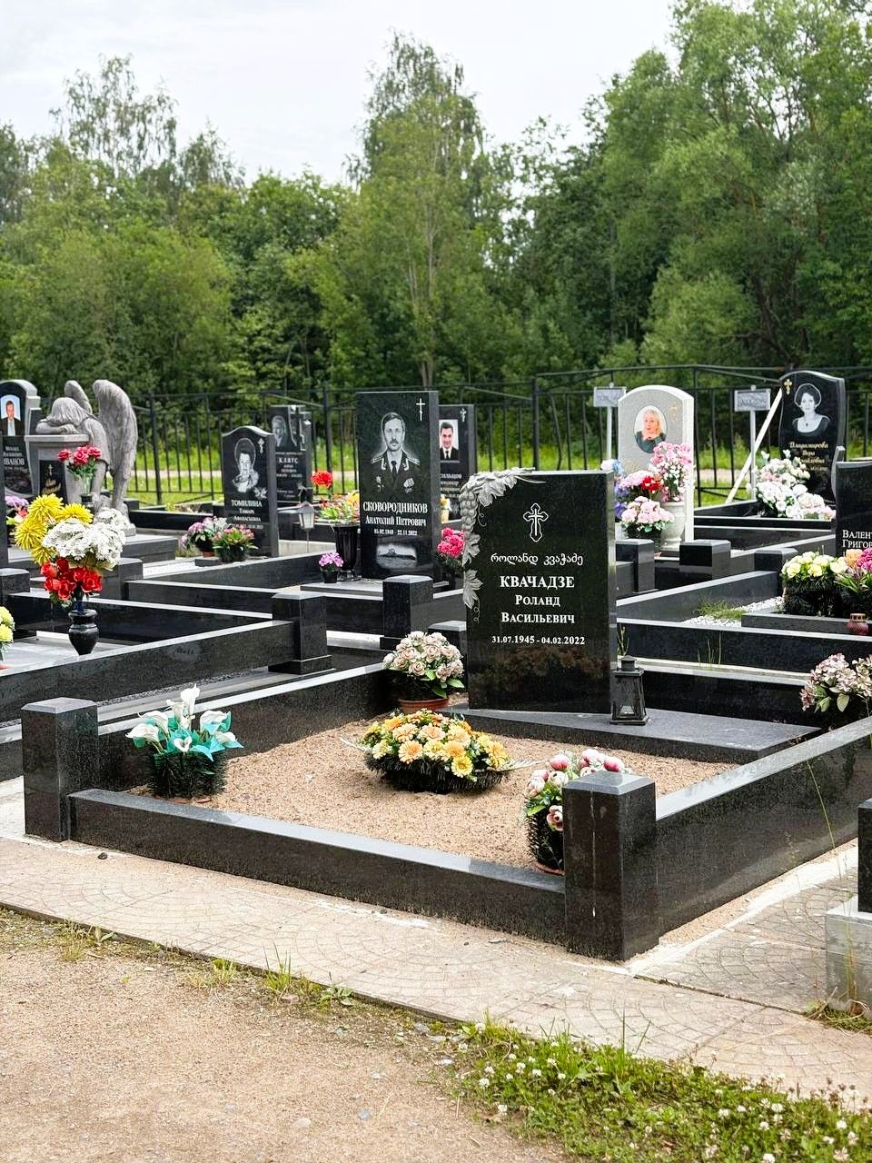 Гранитный памятник с поребриком из гранита