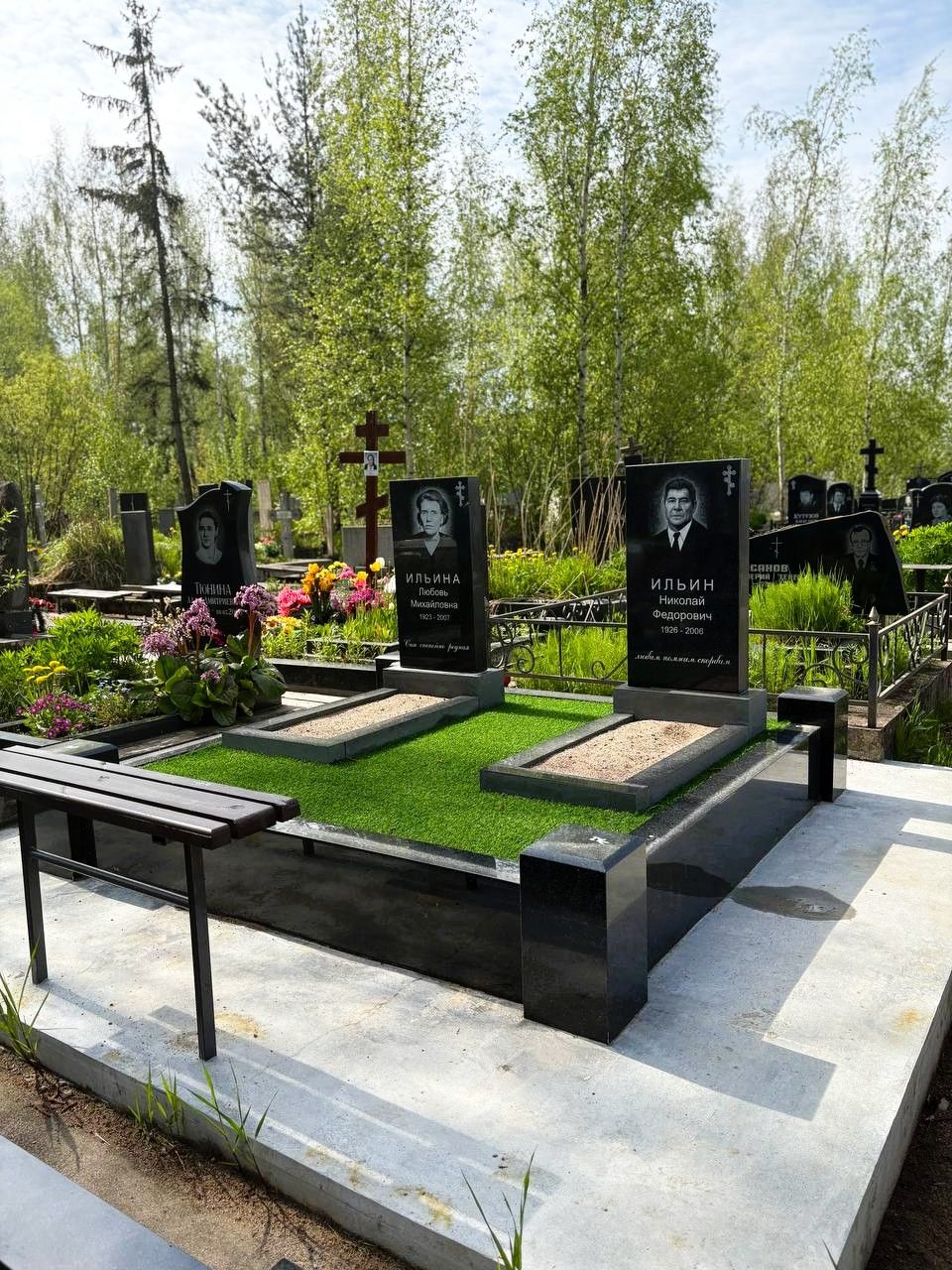 Два памятника для семейной пары