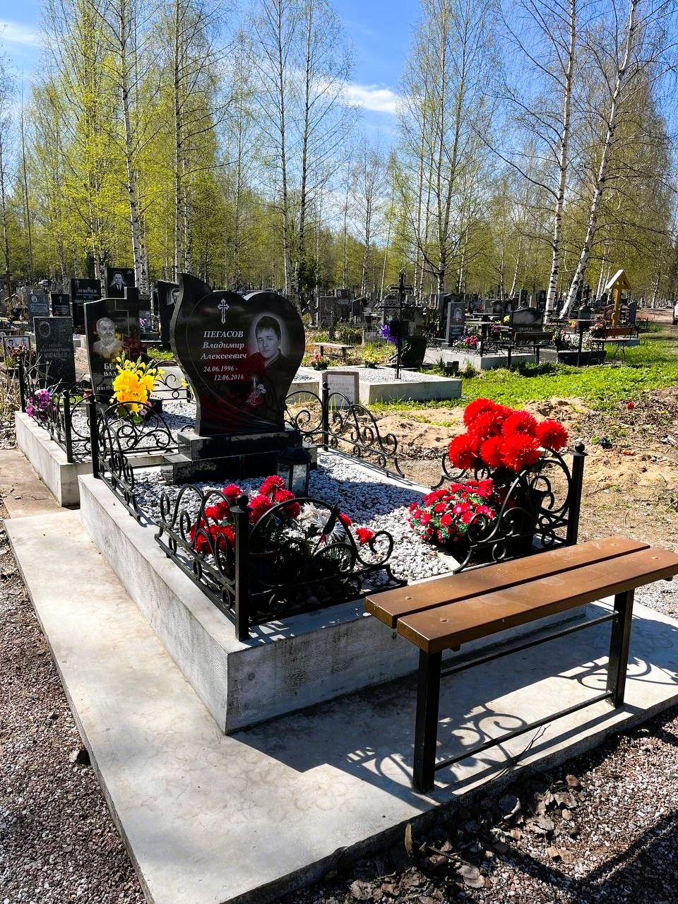 Фигурный памятник с сердцем