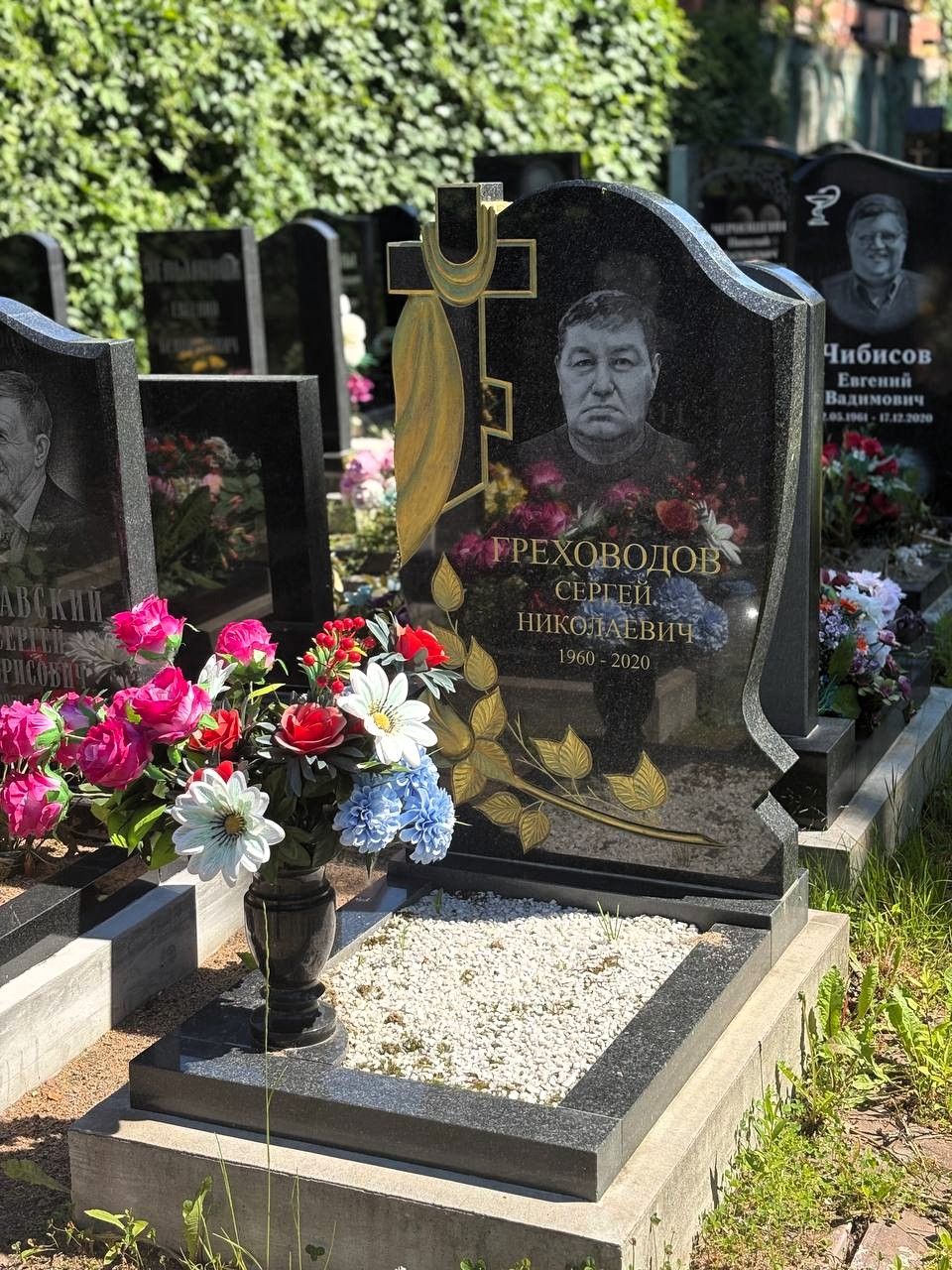 Памятник с крестом