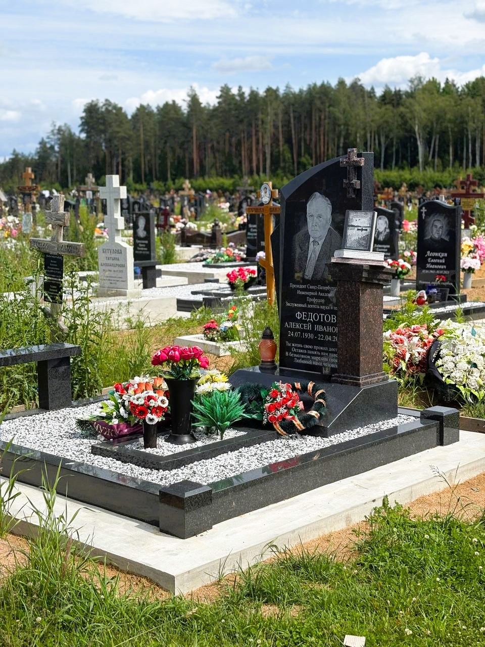 Памятник из гранита с книгами на постаменте