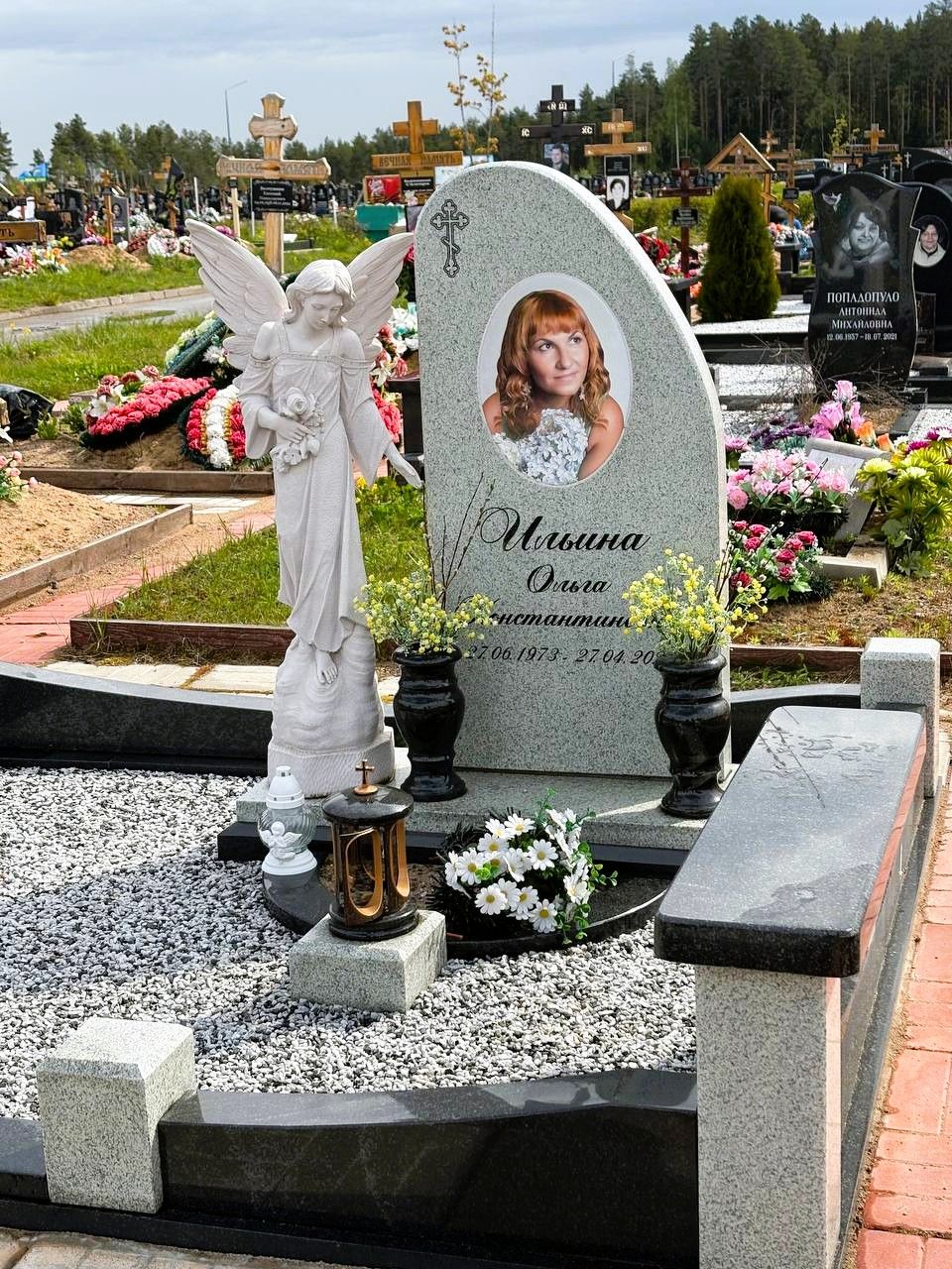 Белый памятник с фигурой ангела