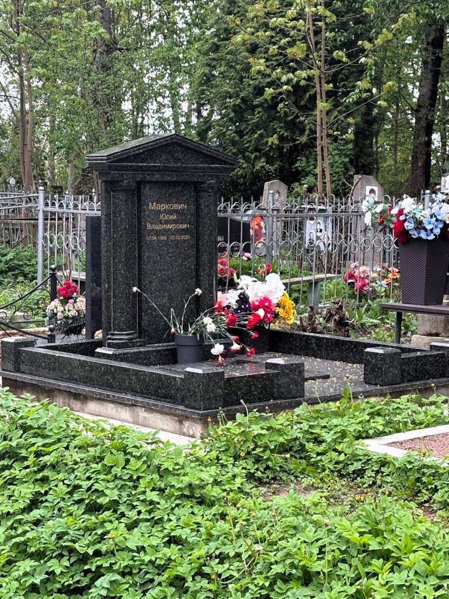 Мемориал с колоннами